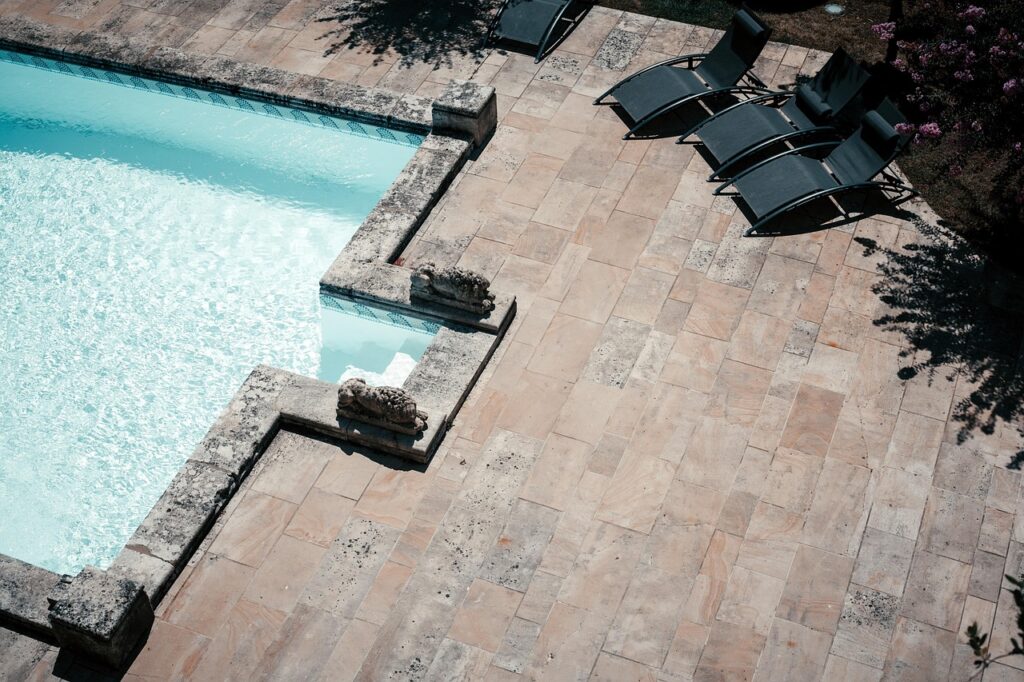 Quels sont les avantages d’un garde-corps en verre pour piscine ?