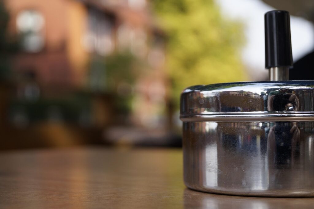 Cendrier sur pied : la solution idéale pour une zone fumeurs en entreprise