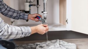 Réparer une fuite sous l’évier : une astuce simple pour éviter les dégâts