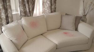 Sang sur textile d'ameublement : canapés, rideaux et coussins