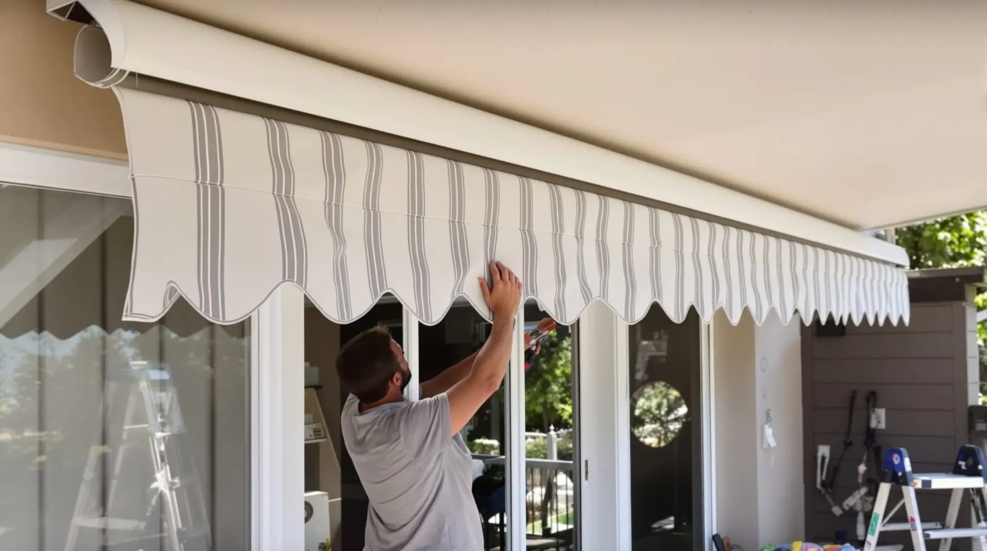 Comment puis-je changer le lambrequin de mon store banne ?