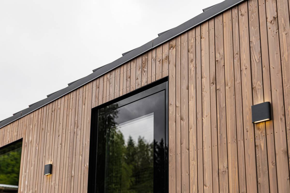 Comment préparer et traiter un bardage en bois avec un saturateur ?